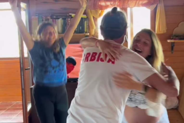 Gagi Jovanović sa ženom Brankom Pujić i trudnom ćerkom Anđelom Jovanović slavi zlatnu medalju Novaka Đokovića na Olimpijskim igrama u Parizu 2024