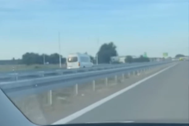 JOŠ JEDNA LUDAČKA VOŽNJA KOD HORGOŠA! Kombi vozi u suprotnom smeru na auto-putu! (VIDEO)