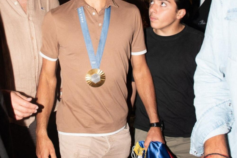 Novak Đoković sa odličjem i srpskom zastavom u rukama