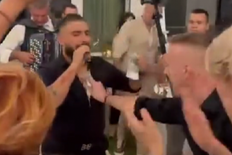 Darko Lazić peva na gej svadbi