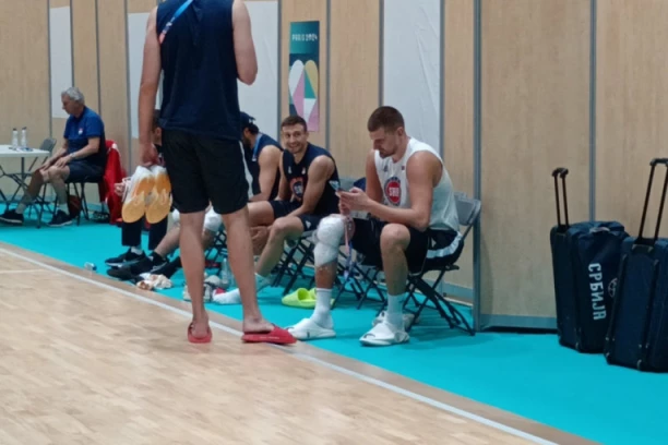 SRBIJA U VELIKOM PROBLEMU - ŠTA OVO JOKIĆ IMA NA NOZI?! Led preko KVRGE veličine PESNICE na listu srpskog asa! Evo hoće li biti spreman! (VIDEO)