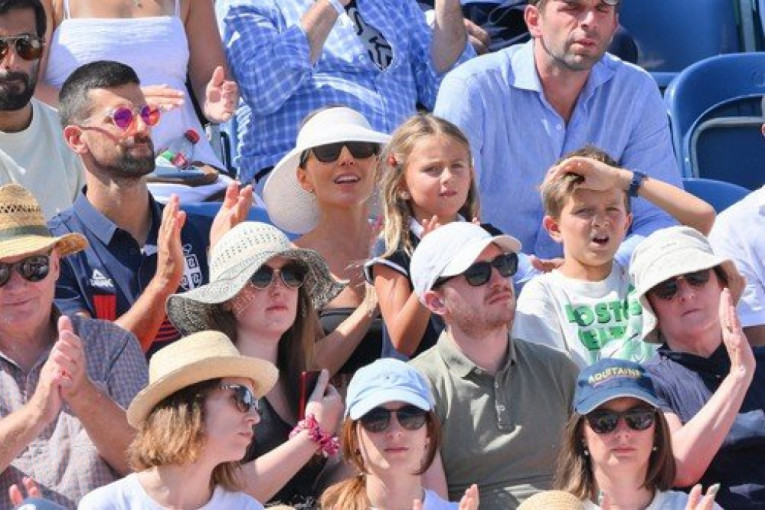 Novak Đoković sa suprugom Jelenom i decom prati konjički sport