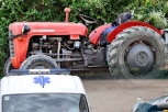 TRAKTOR SE PREVRNUO I PRIKLJEŠTIO MLADIĆA (21)! Užasna nesreća kod Čačka, hitno prebačen u bolnicu