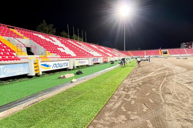 Radovi na postavljanju travnate podloge uveliko traju