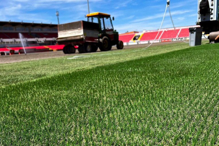 Radovi na postavljanju travnate podloge uveliko traju