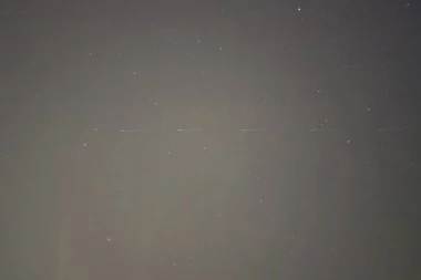 ŠTA JE OVO IZNAD BEOGRADA? Građani iznenađeno posmatrali nesvakidašnji prizor na noćnom nebu! (VIDEO)