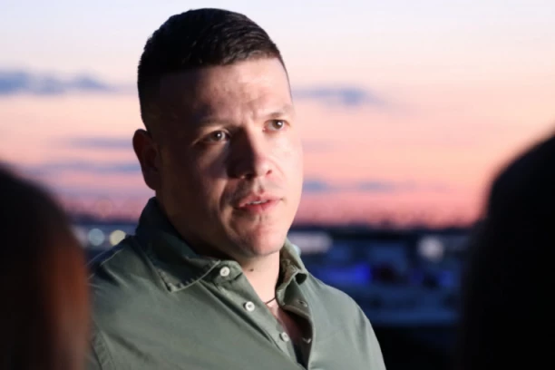 SKINUO SE SLOBA RADANOVIĆ: Pokazao čime raspolaže, pa otkrio TAJNU svoje vitke linije! (FOTO)