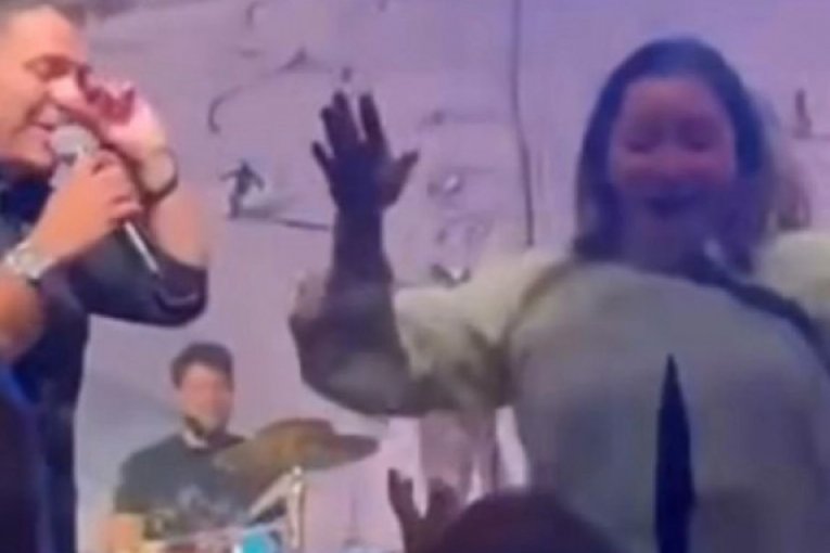 Žena se bacila u publiku na nastupu Amadeus benda