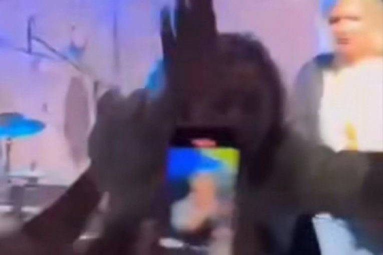 Žena se bacila u publiku na nastupu Amadeus benda