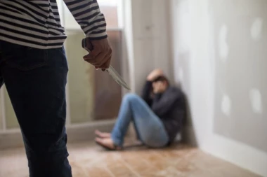 TELO BACIO U PODRUM! Monstruozno ubistvo devojčice (7)! Aleksandar je pratio dok je vozila trotinet, a onda je namamio u stan!