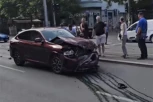 STRAŠNA SCENA KOD ĐERAM PIJACE: Kombi se prevrnuo, automobil slupan (VIDEO)