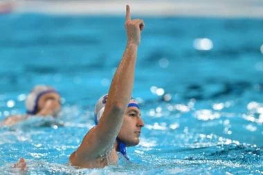 KAKVO SLAVLJE NAKON OSVOJENOG ZLATA! Vaterpolisti Srbije uskočili u bazen i proslavili onako kako samo to oni znaju