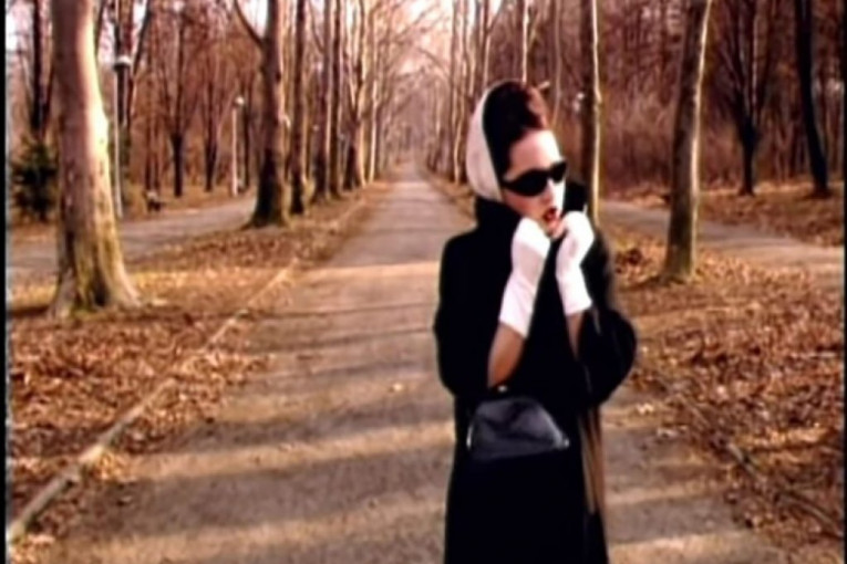 Maja Nikolić snimila spot na groblju