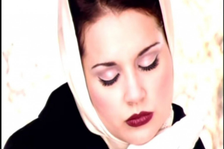 Maja Nikolić snimila spot na groblju