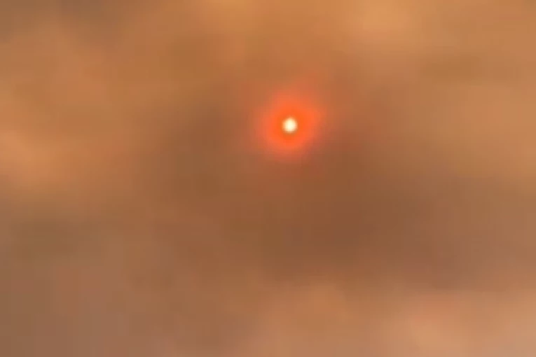 PLAMEN JE DOSTIZAO VISINU OD 25 METARA! Velika borba sa stravičnim požarom kod Atine, jedna stvar je posebno UZNEMIRUJUĆA! (VIDEO)