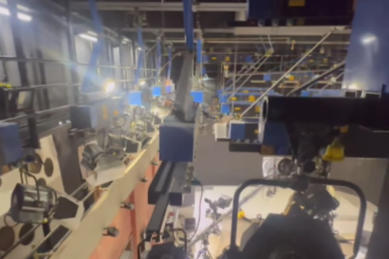 Kostu oduševio studio