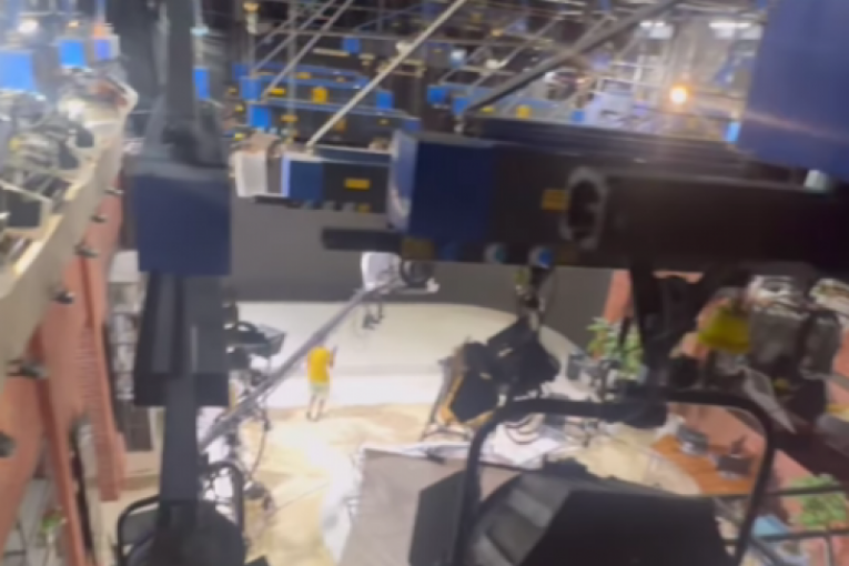 Kostu oduševio studio