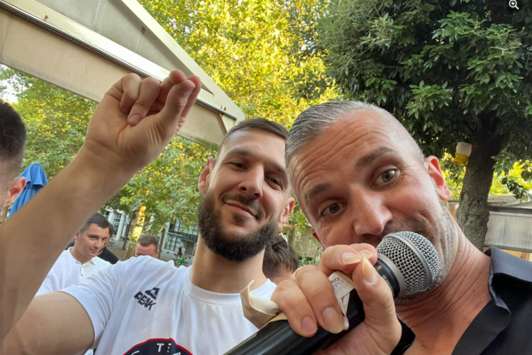 Srđan Grujičić sa košarkašima