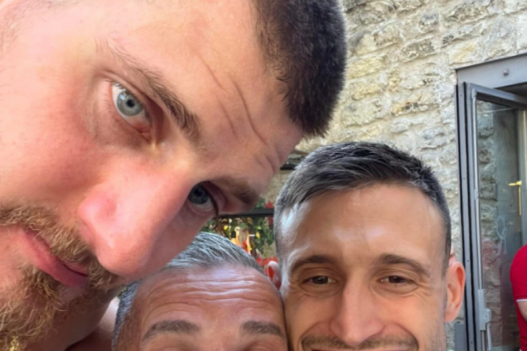 Srđan Grujičić sa košarkašima