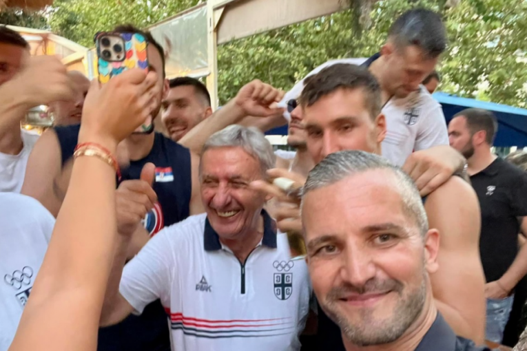 Srđan Grujičić sa košarkašima