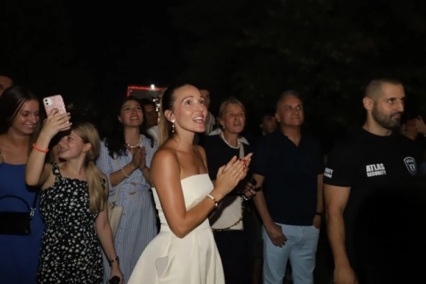 OVAKO JE JELENA ĐOKOVIĆ PODRŽALA NOVAKA: Evo sa kim je došla na doček i kome je ISPUNILA ŽELJU! (VIDEO)