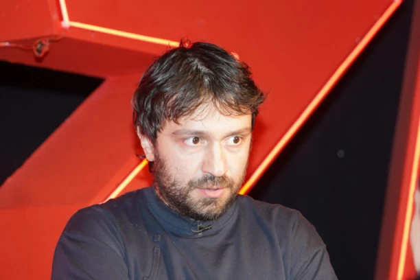 GLUMAC ZAVRŠIO NA PSIHOTERAPIJI ZBOG LJUBAVNIH PROBLEMA! Poslali mu snimak AKCIJE njegove devojke, doživeo ŠOK!