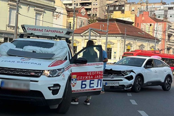 SAOBRAĆAJKA NA SLAVIJI! Taksi se zakucao u "Oko sokolovo"! Prednji deo automobila potpuno uništen (FOTO)