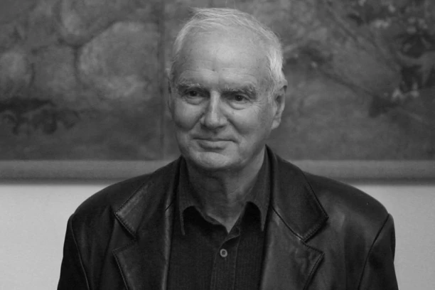 "BOLJI ŽIVOT", "SREĆNI LJUDI", "PORODIČNO BLAGO", "VRUĆ VETAR"... Bez njega ne bi bilo kultnih serija - sećanje na Sinišu Pavića!