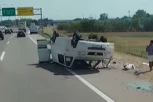 JEZIVA NESREĆA KOD SVILAJNCA! Od siline udara kombi se prevrnuo na krov! (VIDEO)
