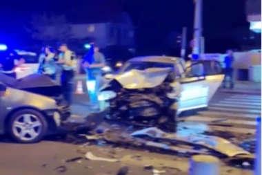 TEŽAK UDES U KRAGUJEVCU! Kola SMRSKANA, po putu srča! (VIDEO)