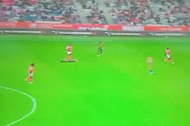 NIJE ZA ONE SA SLABIM SRCEM! Igrač pao kao POKOŠEN! Odmah hospitalizovan, evo u kakvom je STANJU! (VIDEO)