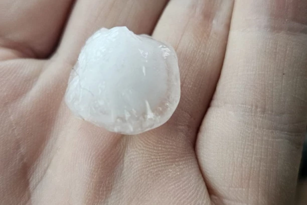 UDARIO GRAD KOD RUME! Jako nevreme stiže u Vojvodinu i istočnu Srbiju! (FOTO)