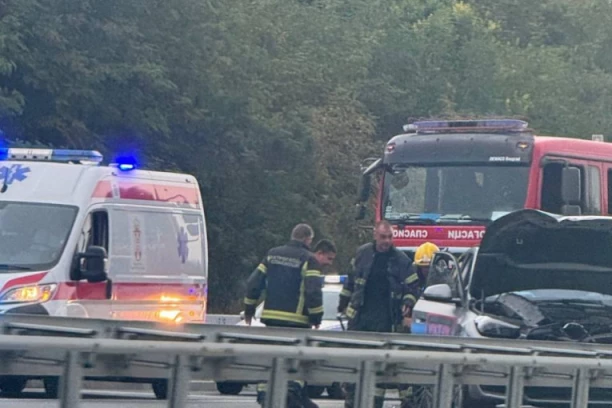 JEZIVA NESREĆA KOD BUBANJ POTOKA! Jedan automobil potpuno smrskan - vatrogasci i Hitna pomoć na licu mesta (FOTO)