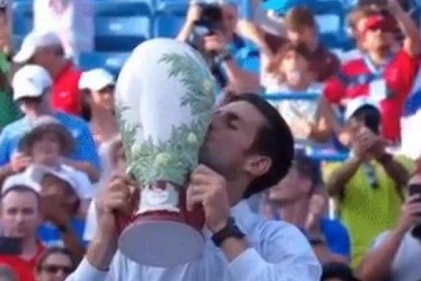 NOVAKU JE DANAŠNJI DAN POSEBNO VAŽAN: Jedan trijumf ga je uveo u red besmrtnih - niko pre njega nije ovo ostvario! (VIDEO)