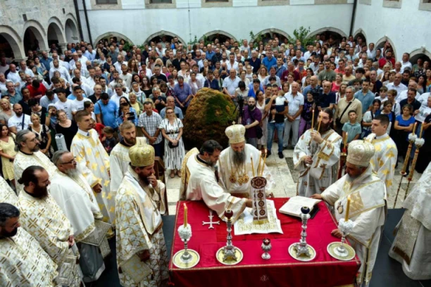 SVEDALMATINSKI SABOR SRBA OSVETLIO HRVATSKU: Patrijarh Porfirije služio liturgiju u manastiru Krka na Preobraženje (FOTO-GALERIJA)