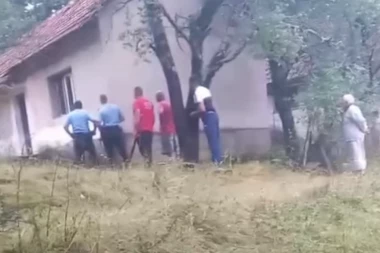 NAORUŽANI DO ZUBA, PUCAJU I NEĆE DA SE PREDAJU! Migranti se zabarikadirali u kuću u Nevesinju, policija ih opkolilila, u toku pregovori! (VIDEO)