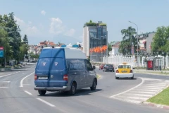 MUŠKARAC UBIJEN U PUCNJAVI! U krvavom obračunu zaraćenih porodica tada ranjena i devojčica (13)! PUŠKE SEVALE IZ AUTOMOBILA NASRED ULICE!