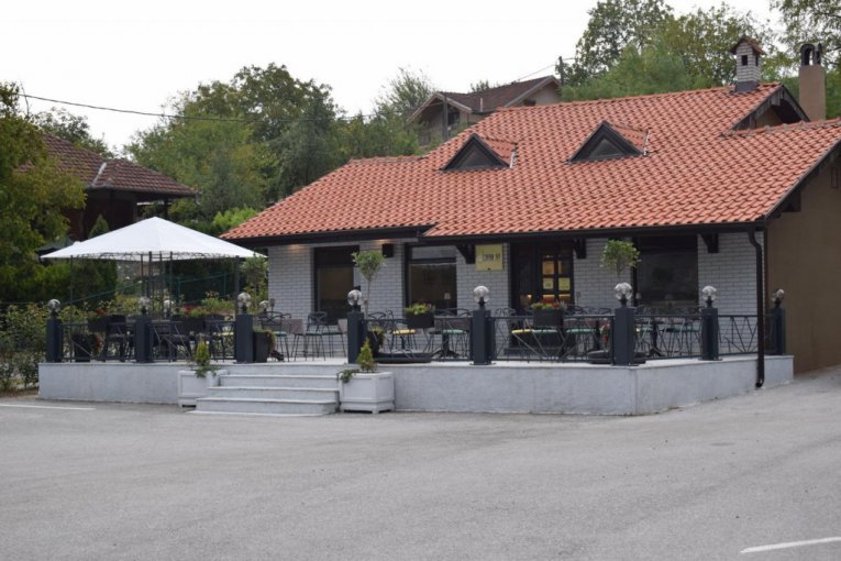 Boško Obradović otvorio kafanu u Čačku