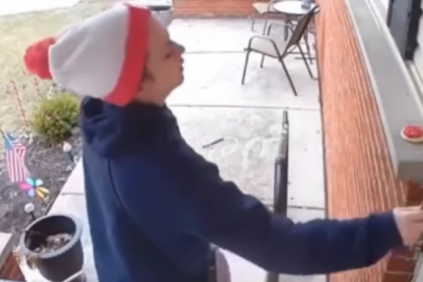 ŽENA JE STIGLA SA PUTA I ZATEKLA ČUDAN POKLONČIĆ NA PROZORU: Snimak koji je oduševio gledaoce na društvenim mrežama