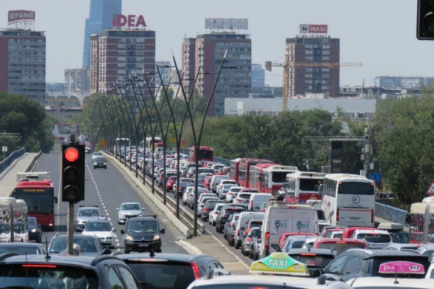 TOPLO VREME ZNAČI I DOBRE USLOVE ZA VOŽNJU! Ipak, vozači, pazite - oglasio se AMSS!