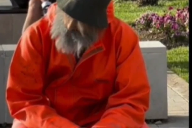 ĐOKOVIĆ KAO BESKUĆNIK! Novak izašao u javnost u odelu ĐUBRETARA, pa izvadio reket i ZADIVIO SVE (VIDEO)