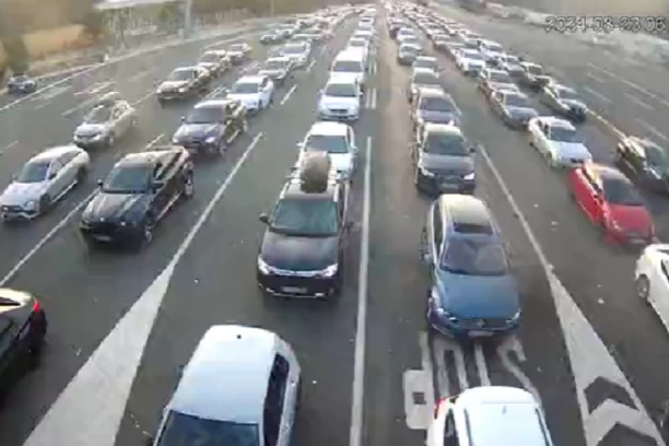 KOLAPS NA GRANIČNIM PRELAZIMA, ČEKA SE I DO ŠEST SATI: Ovde je najkritičnije, a evo gde su najmanje gužve (FOTO)