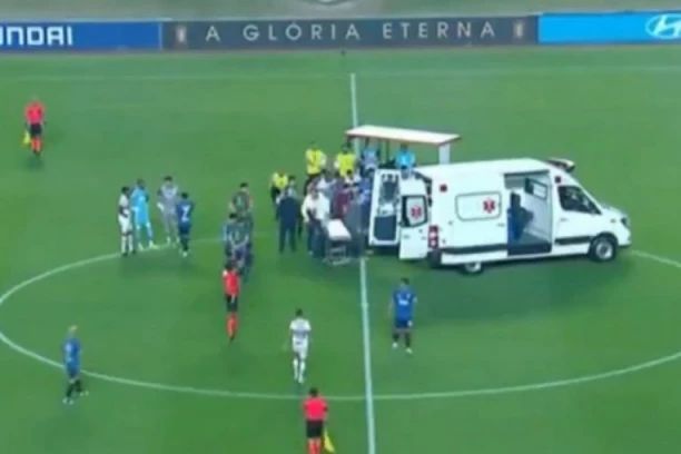 VELIKA DRAMA NA TERENU: Fudbaler se srušio na zemlju, lekari mu se borili za život!