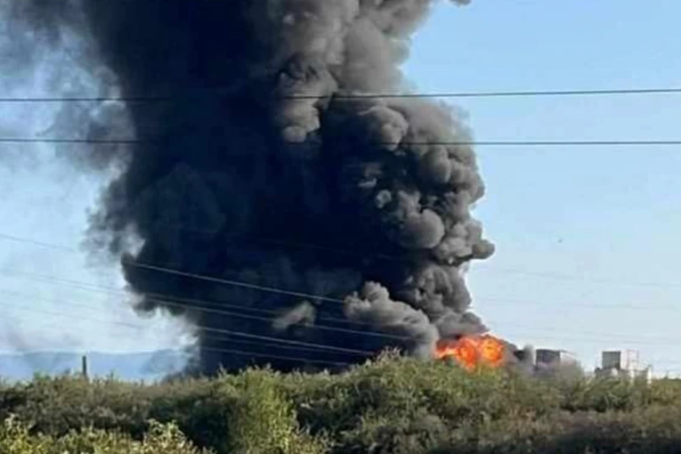 BUKTI POŽAR U LESKOVCU, GORI ČUVENA FABRIKA: Stub crnog dima diže se ka nebu (FOTO/VIDEO)
