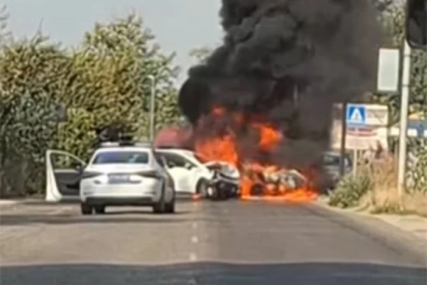 JEZIVA NESREĆA NA PUTU PANČEVO-BEOGRAD! Nakon sudara, plamen "progutao" automobil - ima povredjenih (VIDEO)