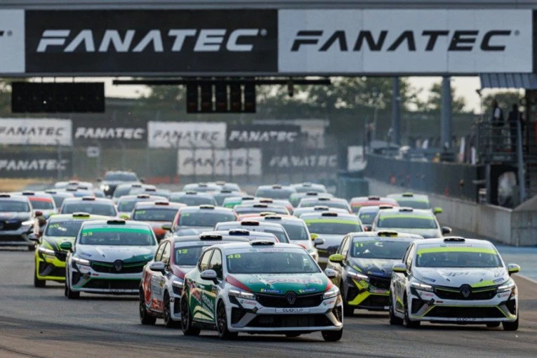 HOROR! NAJMANJE 13 OSOBA POVREĐENO TOKOM AUTOMOBILSKE TRKE! Neki u kritičnom stanju!