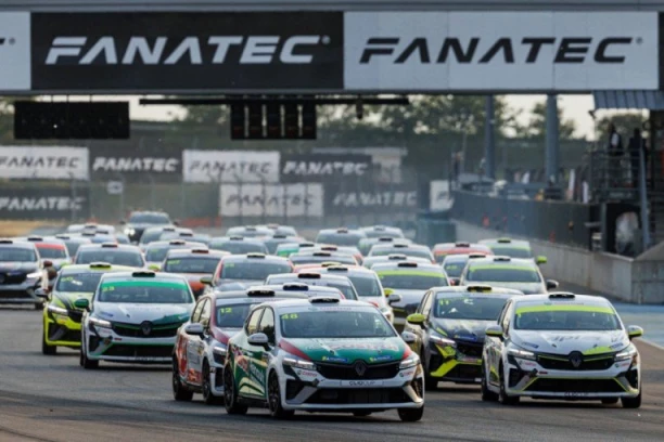 HOROR! NAJMANJE 13 OSOBA POVREĐENO TOKOM AUTOMOBILSKE TRKE! Neki u kritičnom stanju!