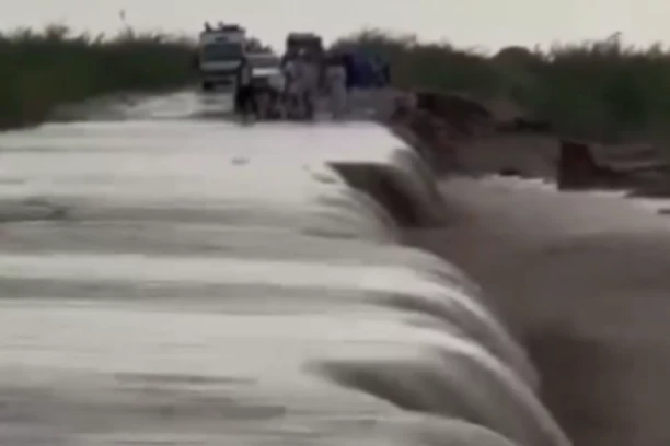 ZBOG PUCANJA BRANE STRADALO 60 LJUDI: Obilne padavine i poplave izbrisale čitavo područje (VIDEO)