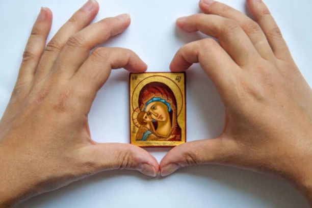 REČI KOJE VERNICI IZGOVARAJU KADA IM JE NAJTEŽE: Čudotvorna molitva Bogorodici