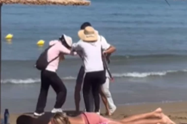 OPŠTA MAKLJAŽA NA GRČKOJ PLAŽI: Sevale pesnice na sve strane i leteli udarci nogama, a SVE ZBOG PRETUŽNE STVARI (VIDEO)